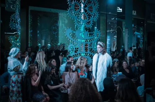 Mannequin portant un manteau blanc lors d’un défilé de mode en intérieur