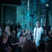 Mannequin portant un manteau blanc lors d’un défilé de mode en intérieur