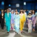 Tendance printemps-été 2025, défilé de mode avec mannequins portant des tenues colorées printemps-été