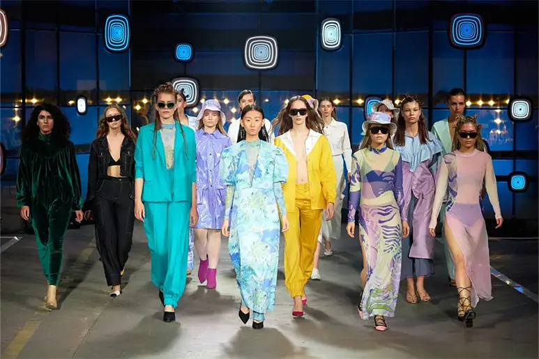 Tendance printemps-été 2025, défilé de mode avec mannequins portant des tenues colorées printemps-été